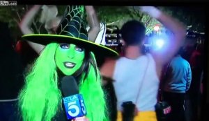 En direct à la TV ce déguisement bizarre d'Halloween derrière la journaliste !