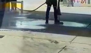 Il nettoie la station essence en arrosant de l'essence au sol !