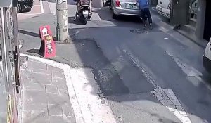 Un homme vient aider un conducteur qui a oublié de mettre le frein à main mais empire la situation
