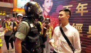 Un policier sans pitié balance du gaz poivre directement dans les yeux d’un manifestant à Hong Kong