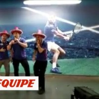 Djokovic chante avec ses supporters - Tennis - WTF