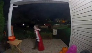 Il Escalade Un Immeuble Pour Sauver Un Enfant Suspendu Dans Le Vide Paris Sur Orange Videos