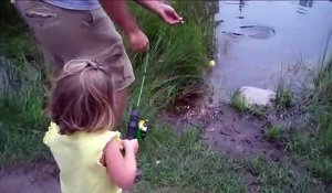 Une fillette traumatisée par le poisson qu'elle vient de pecher... Grosse frayeur