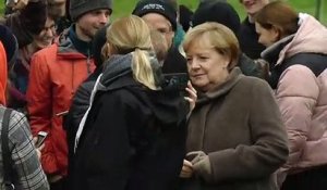 Merkel dépose une bougie au mémorial du Mur de Berlin et appelle à défendre la liberté