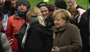 Merkel dépose une bougie au mémorial du Mur de Berlin et appelle à défendre la liberté