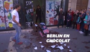 Ces parisiens ont pu repartir avec un morceau du mur de Berlin... en chocolat