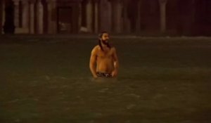 À Venise, un homme nage sur la place Saint-Marc submergée par les eaux