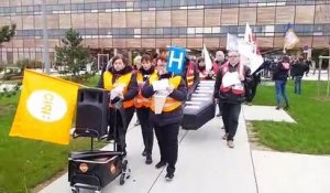 Trévenans (90) : le personnel de l'HNFC défile devant l'hôpital