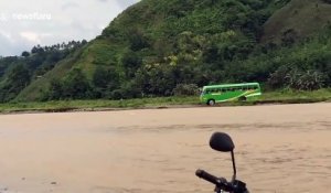 Un conducteur de bus scolaire prend beaucoup de risques pour traverser une rivière en crue... Risqué