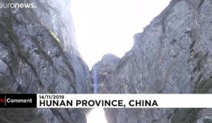 En wingsuit, ces deux Français traversent la grotte de Tianmen à 385km/h