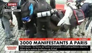 Gilets Jaunes, 1 an: Un manifestant blessé devant les caméras de CNews, un peu après 11h, Place d'Italie à Paris lors d'une violente chute