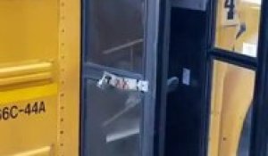 Un chauffeur de bus scolaire vs un petit élève !
