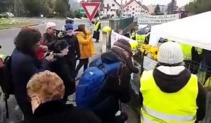 Le Pont-de-Beauvoisin : les Gilets jaunes rendent hommage à Chantal Mazet