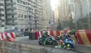 Un énorme carambolage pendant un Grand Prix Moto qui envoie trois pilotes à l'hôpital