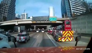 Un camion de pompier fait une entrée incroyable sur une voie rapide