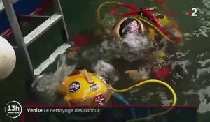 Venise : opération nettoyage ingrate pour les plongeurs