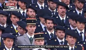 Regardez l'hommage d'Emmanuel Macron aux 13 soldats tués au Mali lors de la cérémonie aux Invalides: "Au nom de la nation, je m'incline devant leur sacrifice" - VIDEO