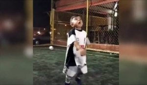 Cet enfant est un génie du foot...  futur champion