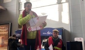 Grève du 5 décembre : lecture de la lettre ouverte des manifestants dans la gare de Saint-Dié-des-Vosges