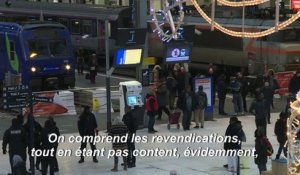 2e jour de grève dans les transports: réactions d'usagers gare de Lyon à Paris