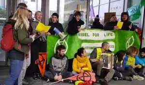 Annecy : Extinction rebellion chante sa version de "Mon beau sapin"