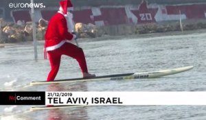 Le Père Noël se met au paddle à Tel-Aviv