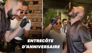 Karim Benzema coupe une entrecôte à la feuille d'or chez Salt Bae