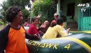 A Jakarta, les habitants pataugent dans les eaux de crue