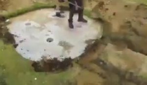 Regardez pourquoi ils coulent du béton dans de gros trous dans la pelouse...