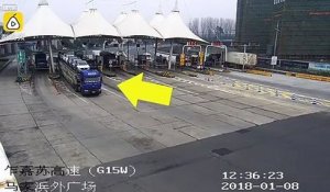 Un camion arrache la guérite d'une autoroute au péage en Chine