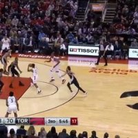 Kyle Lowry est propulsé dans le public... et embrasse son fils en revenant