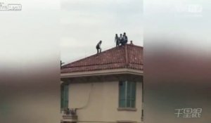 Des enfants chinois jouent sur le toit d'un immeuble... au 35ème étage. Vertigineux