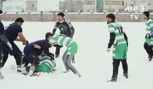 Mêlée d'hiver: les Afghans jouent au rugby dans la neige