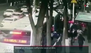 Chine: La chaussée s'effondre sous un bus et le précipite dans un trou de 10 mètres de profondeur - Six morts - VIDEO