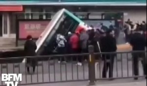 En Chine, un bus se fait engloutir par un gigantesque trou