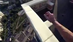 Il manque de tomber dans le vide en sautant sur le rooftop d'un immeuble !