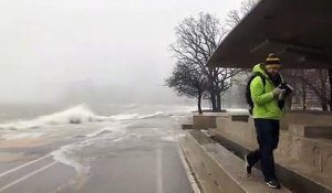 Ces vagues entrent sur la route dans la ville de Chicago !
