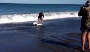 2 hommes tentent de sauver un requin bleu échoué sur la plage