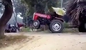Tracté, ce tracteur est décapité !