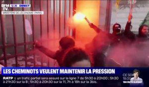 Des dizaines de cheminots jettent des pantoufles sur le ministère de l'Économie à Paris