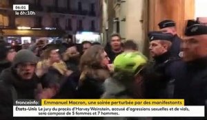 L'image de la nuit: Emmanuel et Brigitte Macron exfiltrés hier soir d'un théâtre Parisien où il se trouvaient, alors des des dizaines de manifestants tentaient de pénétrer dans les lieux