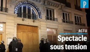 Manifestation anti-Macron devant un théâtre parisien