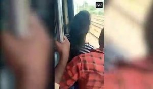 Une femme tombe d'un train