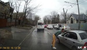 2 conducteurs sortent de leur voiture pour en venir aux mains... enfin presque. Ridicule