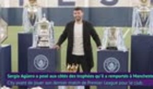 Man City - Agüero pose avec ses trophées avant de partir