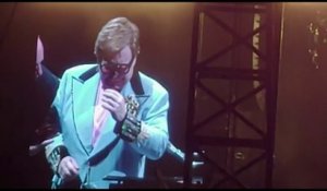 Nouvelle-Zélande: Atteint d'une pneumonie, Elton John quitte la scène en larmes