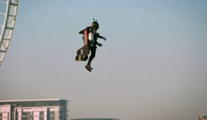 L'homme avion "Jetman" vole au-dessus de Dubaï
