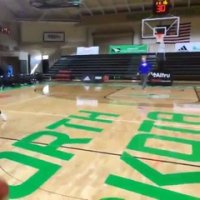 Des basketteuses réussissent cinq paniers de suite du milieu de terrain