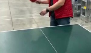 Ping-pong dans un entrepôt pendant la pause déjeuner