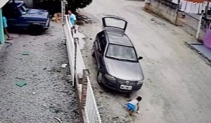 Un enfant miraculé ressort de sous une voiture sans une égratignure...